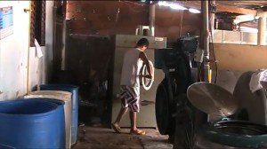Adolescente descalço manuseando produtos químicos tóxicos em lavanderia. Images: Reprodução SRTE/GO 