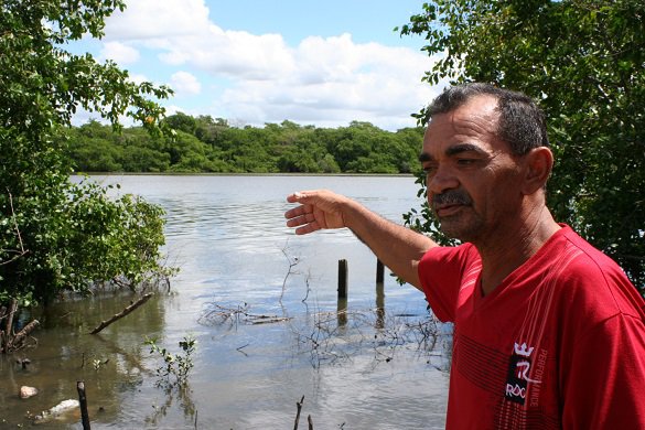 Sebastião mostra o local onde o menino morreu afogado quando catava caranguejo