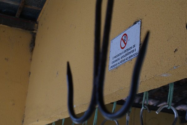 Apesar do aviso de que é proibida a presença de crianças, feirantes relataram que os meninos costumam ficar no terreno ao lado do abatedouro de Brejinho (RN), esperando para trabalhar nos restos dos bois