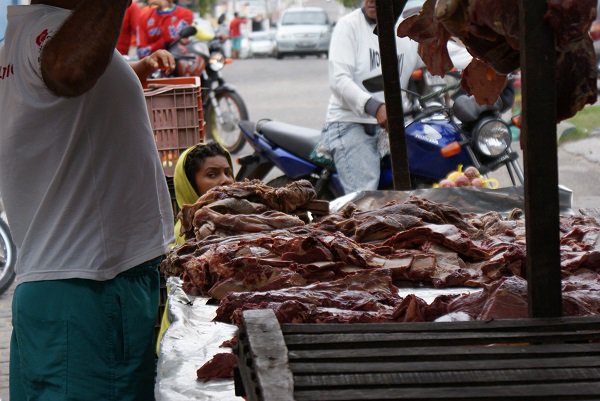 É fácil ver crianças trabalhando nas barracas açougue na feira de Monte Alegre (RN)