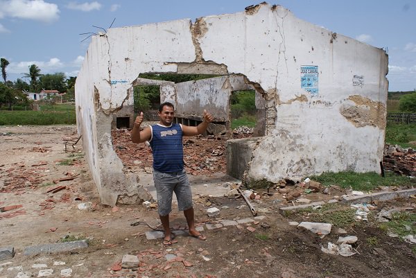 O "fateiro" Reginaldo Raimundo da Silva ao lado dos escombros onde antes funcionava o antigo abatedouro municipal de João Câmara (RN), desativado após denúncia. Foto: Daniel Santini
