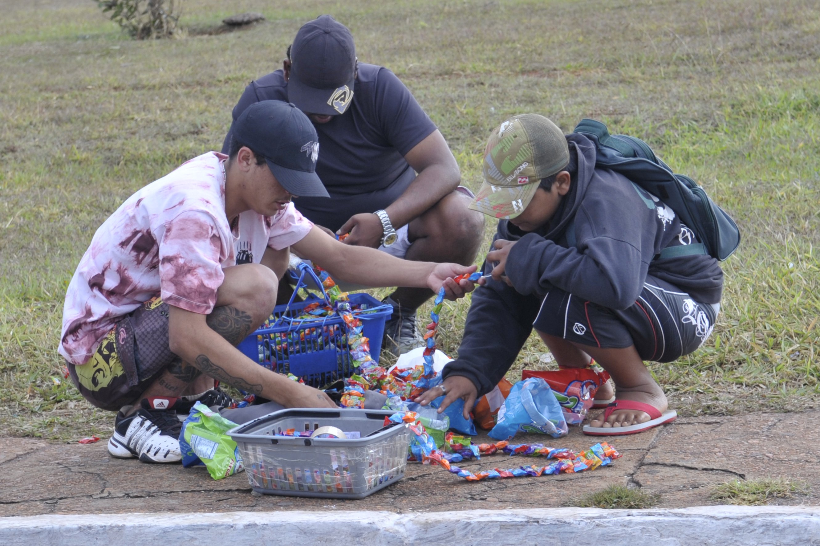 Nos grandes centros, como Brasília, é comum ver crianças trabalhando como vendedores de balas nos faróis (Foto: Renato Araújo/ABr)